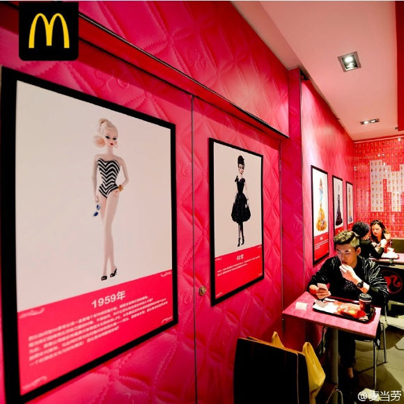 麦当劳芭比主题餐厅墙面全是芭比 麦当劳芭比主题餐厅墙面全是芭比